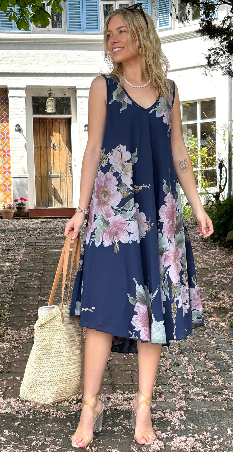 Faye kjole med brede stropper og blomstermotiv navy LikeLondon