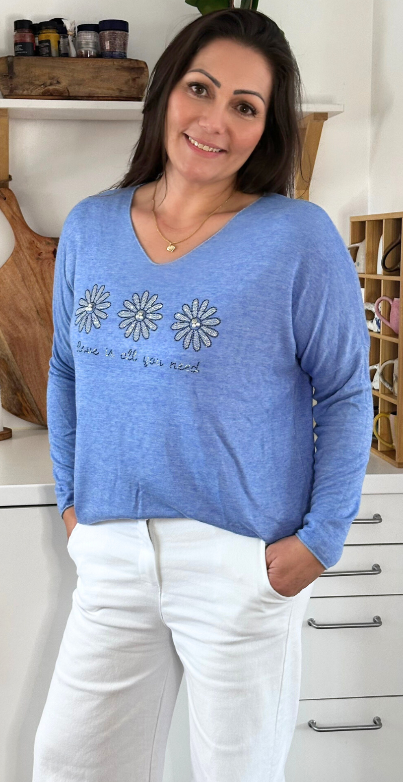 Tilda bluse med v-hals og 3 blomster med perler blå LikeLondon By Christina