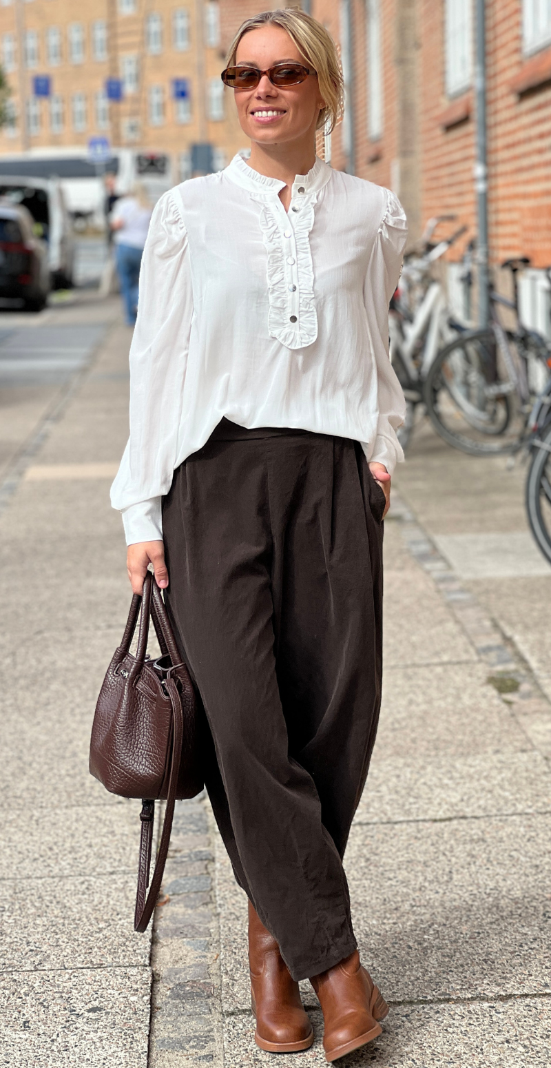 April bluse med flæse off white Freequent