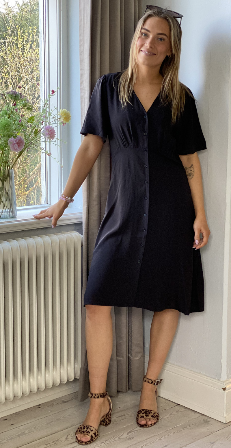 Joella kort kjole med v-hals meteorite B.young