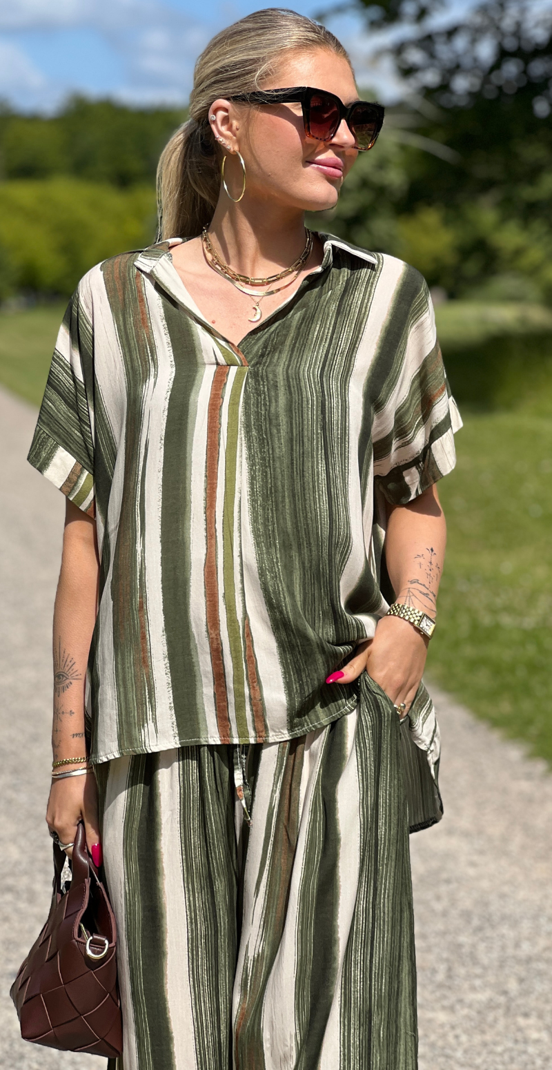 Rosita bluse med lodrette striber og korte ærmer army LikeLondon