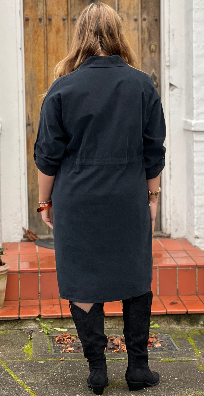 Silvia fløjlskjole med snøre i taljen sort LikeLondon