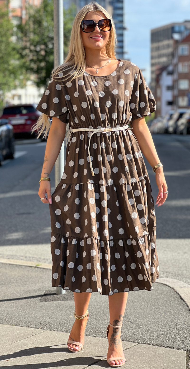 Elly kjole med dots og peplum brun LikeLondon
