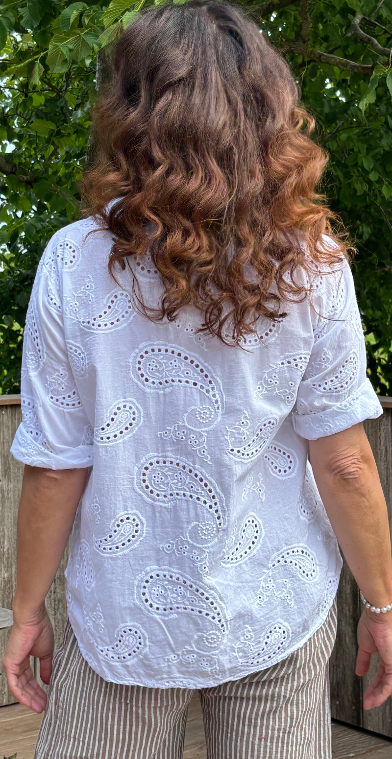 Isobel bluse med 3/4 ærmer og broderi anglaise hvid LikeLondon