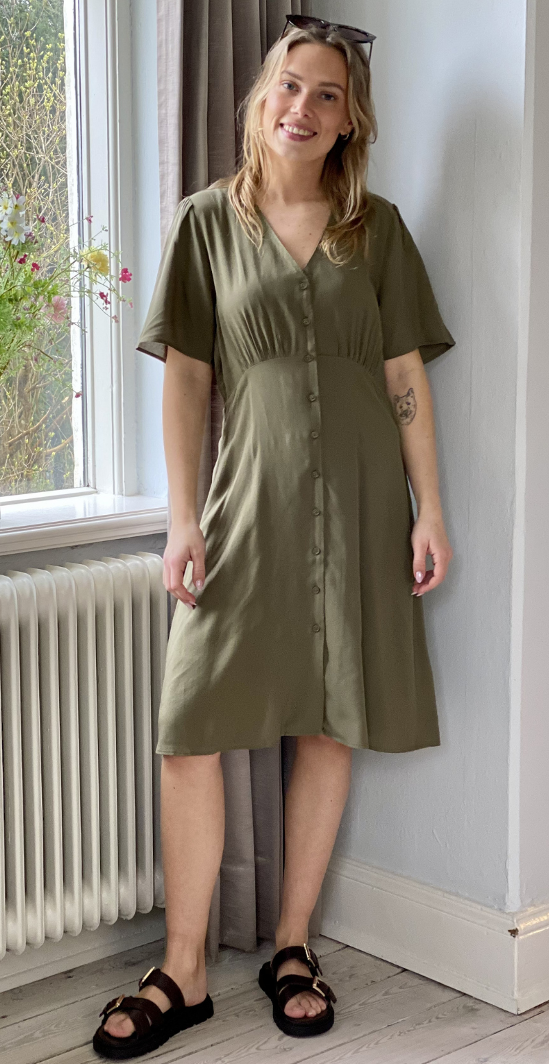 Joella kort kjole med v-hals kalamata B.young