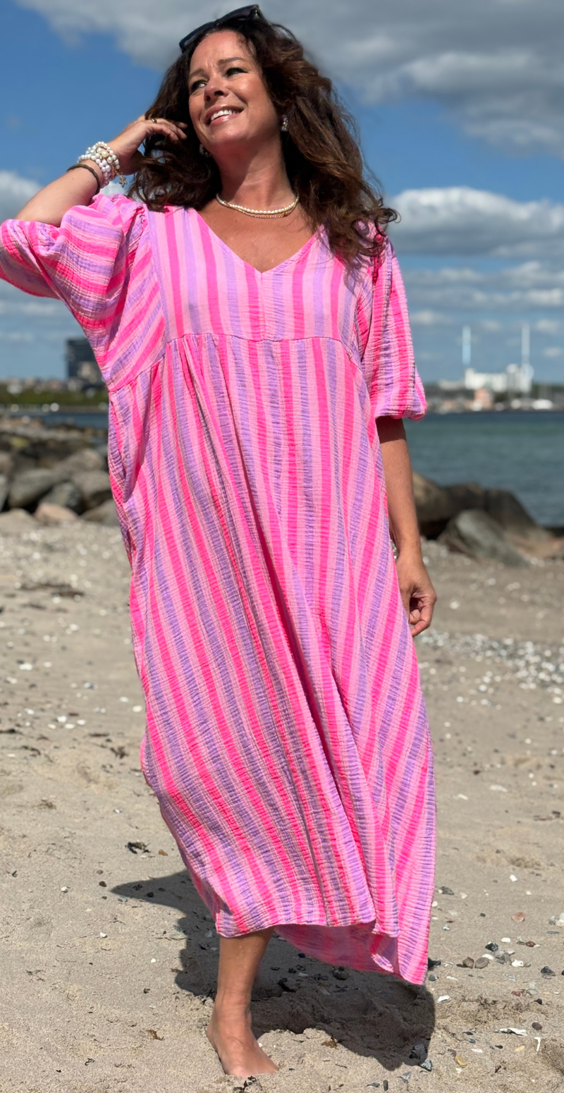 Zira lang kjole med striber og v-hals pink LikeLondon