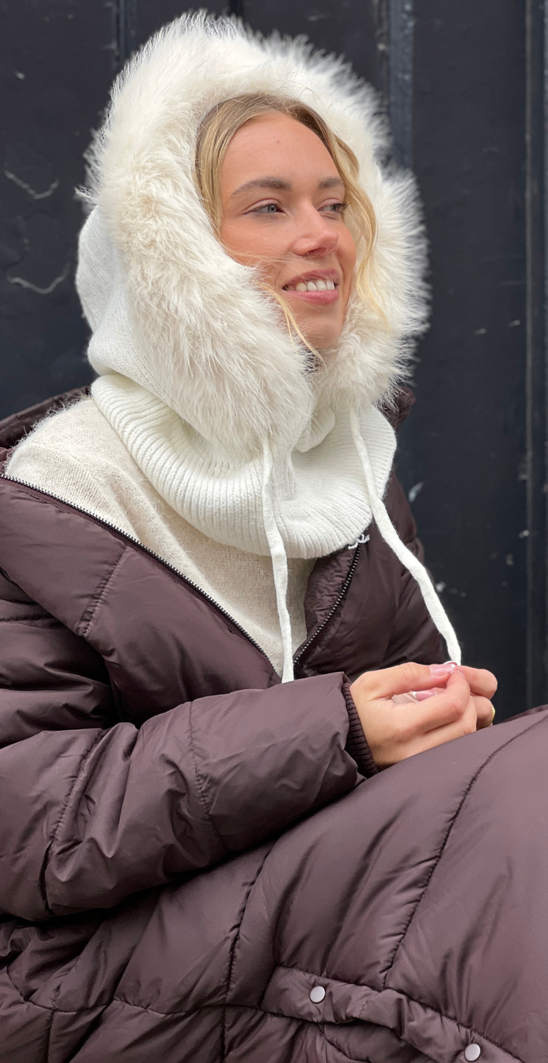 Balaclava med pelskant og snøre hvid LikeLondon