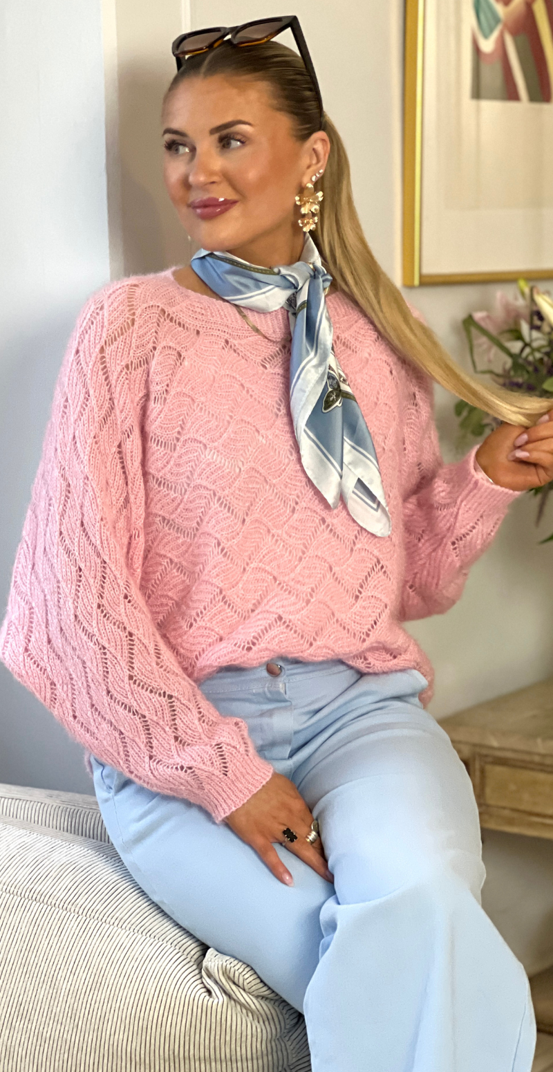 Elle strikbluse med bølget hulmønster og lange ærmer rosa LikeLondon