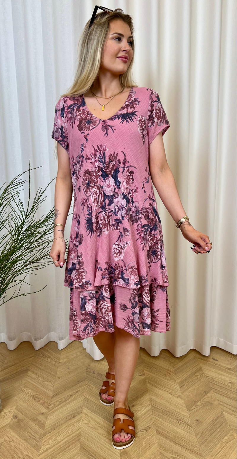 Simone kjole i 2 lag med blomsterprint rosa LikeLondon