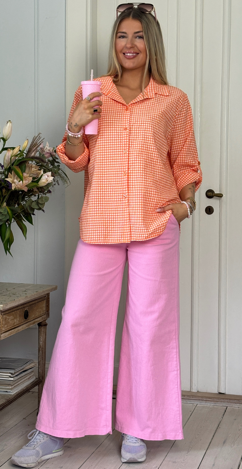 Pippa skjortebluse med krepp og tern orange LikeLondon