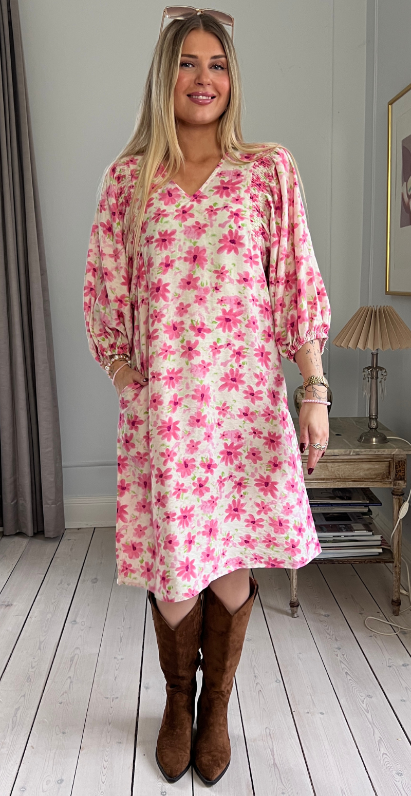 Jovi kjole med pufærmer og blomstermønster moonbeam w. sweet lilac Freequent