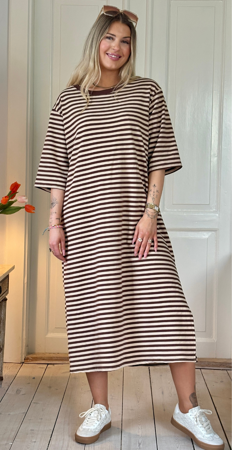 Zenia kjole med striber i brun LikeLondon
