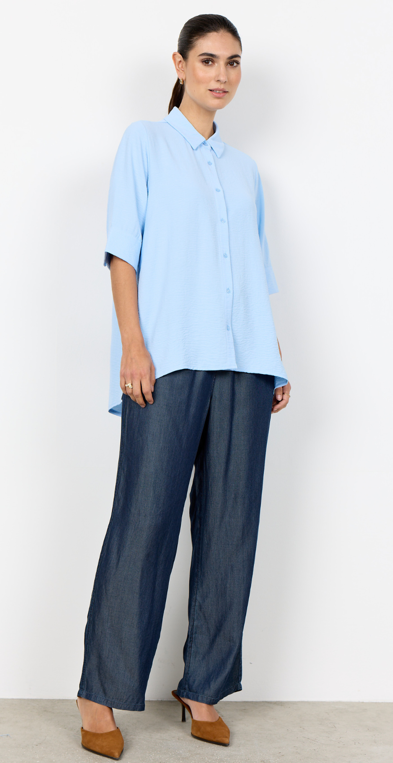 Carrie skjortebluse med længde bagtil lysblå LikeLondon