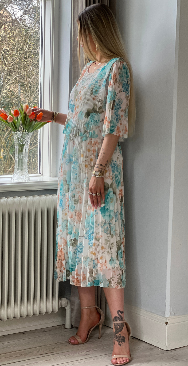 Forudbestil uge 15 Carmen plisseret kjole med elastik i taljen og blomsterprint mint LikeLondon