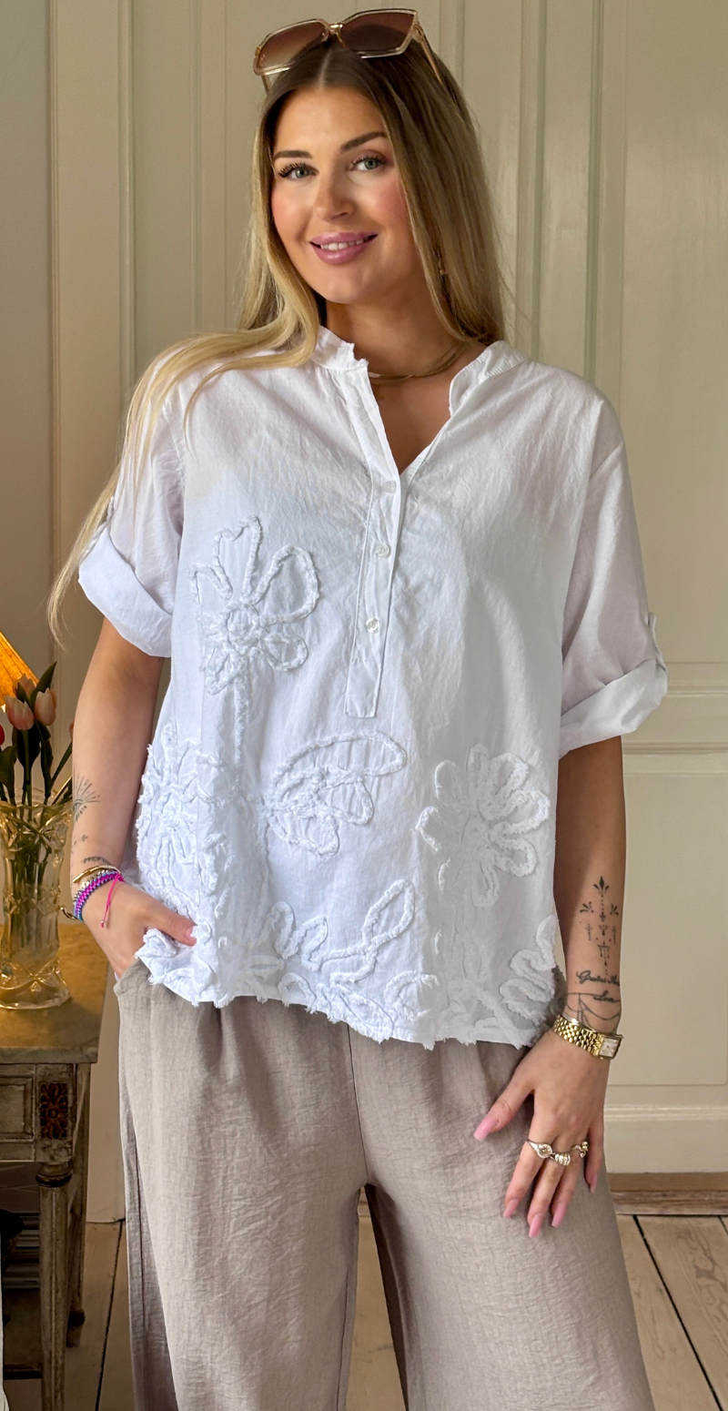 Yasmin kortærmet bluse med struktur og blomstermønster hvid LikeLondon