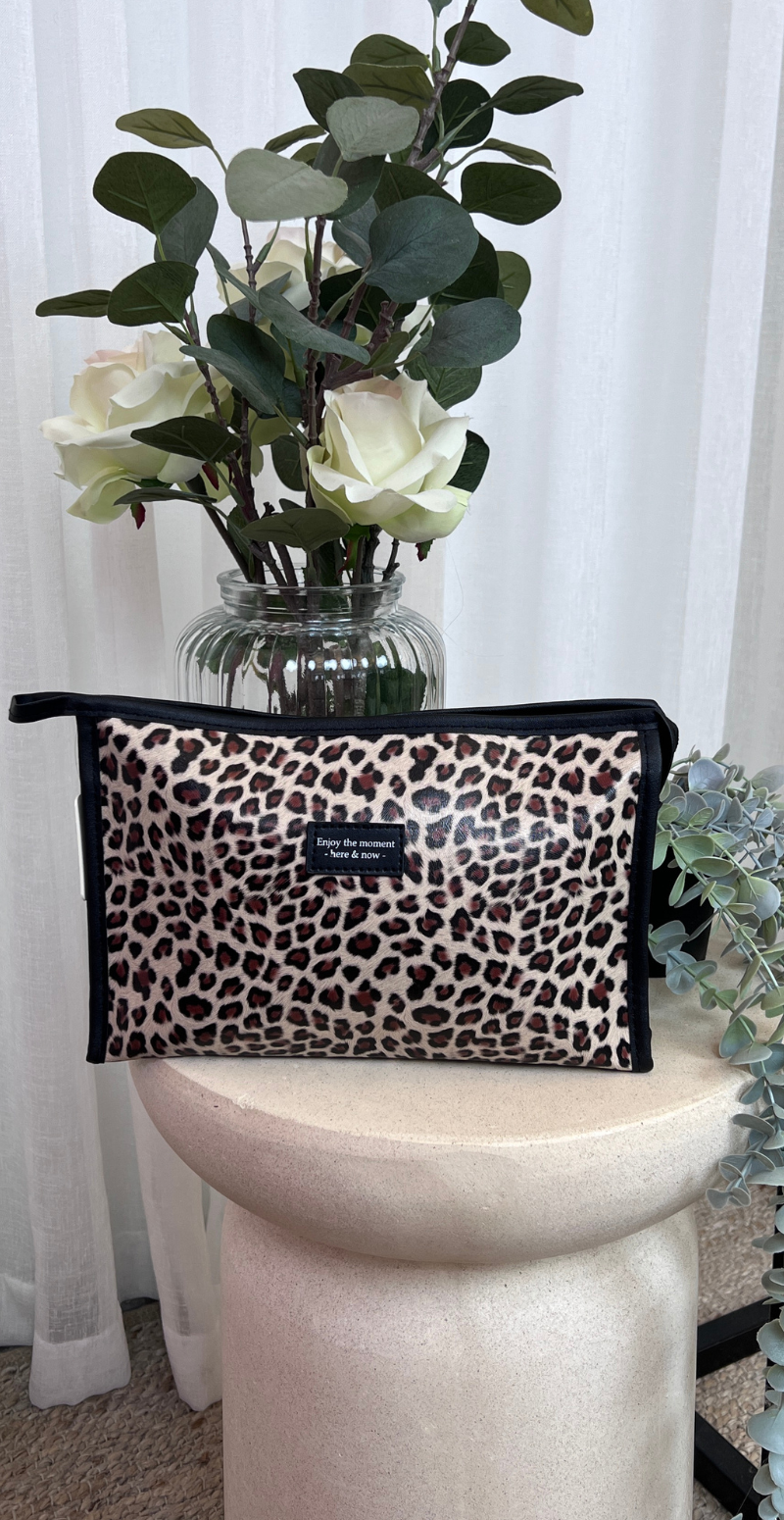 Toilettaske med leoprint beige LikeLondon