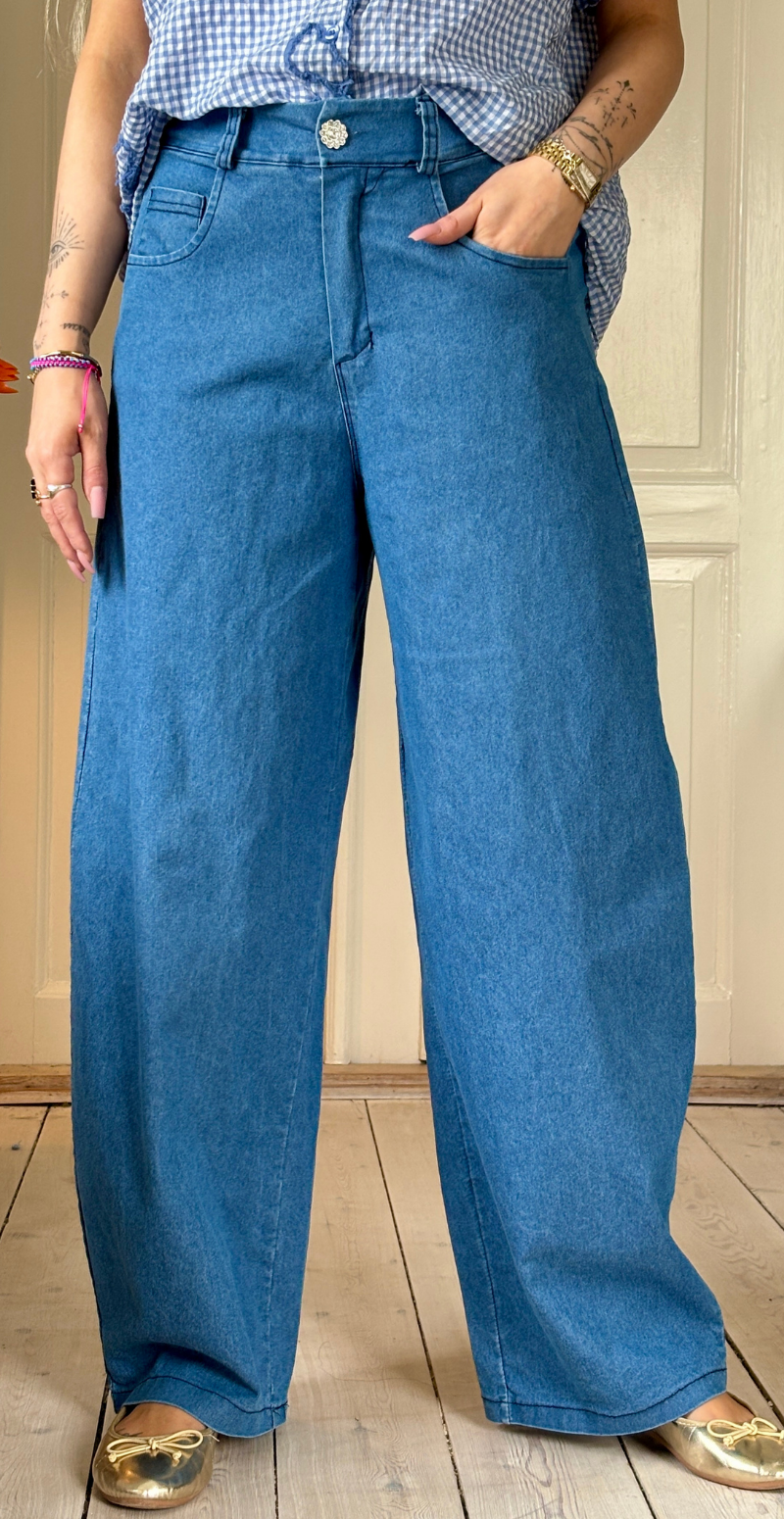 Daniella denimbukser med vidde og en rhinstenknap medium jeans LikeLondon