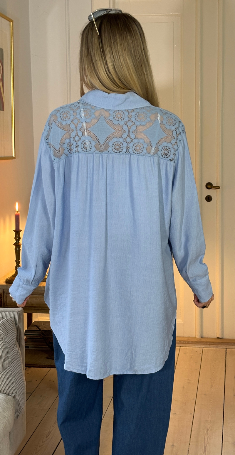 Tabitha skjorte med blonde detalje på ryggen sky LikeLondon