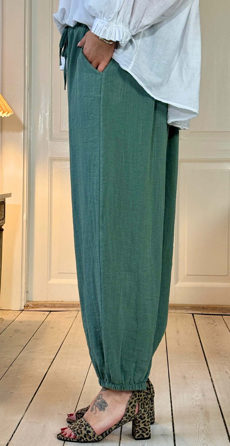 Marietta bukser med bindebånd i taljen og elastik i benene militare LikeLondon