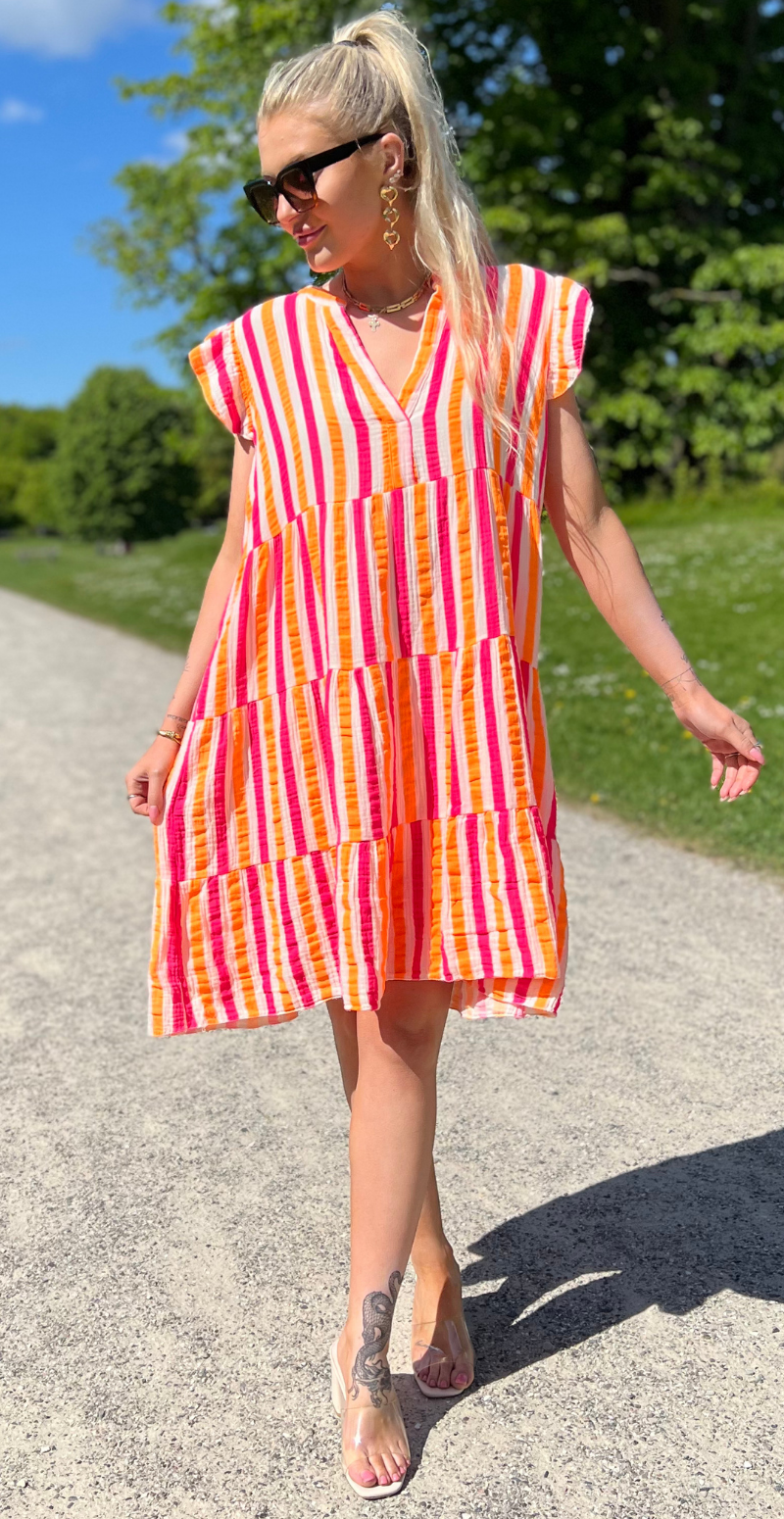 Fransiska kort kjole med peplum og striber hvid LikeLondon