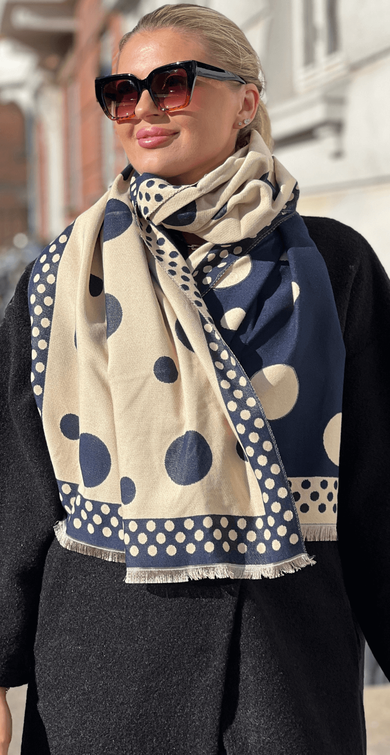 Tørklæde med små og store prikker navy/creme LikeLondon