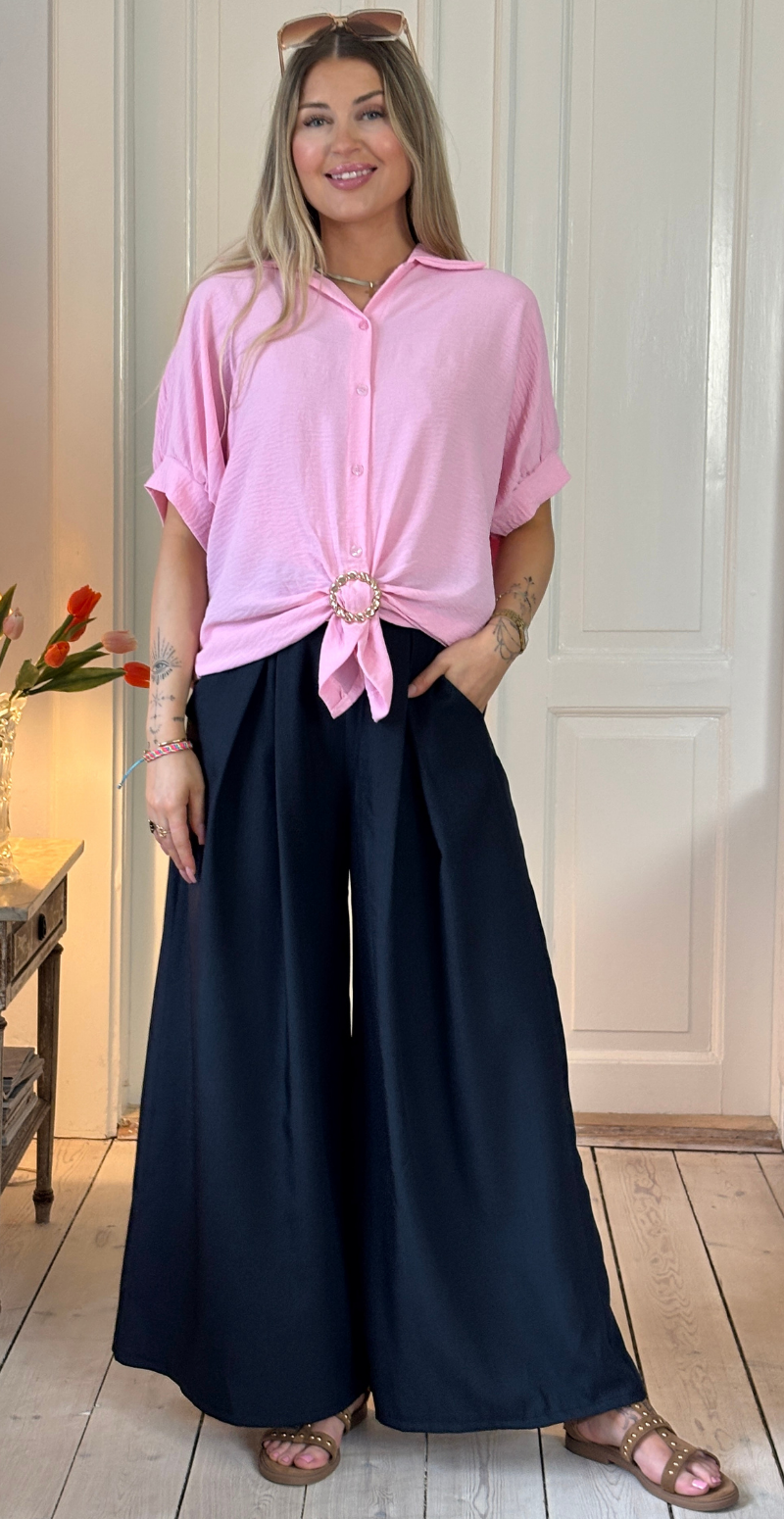 Barbara kortærmet skjortebluse med knudedetalje og spænde pink LikeLondon