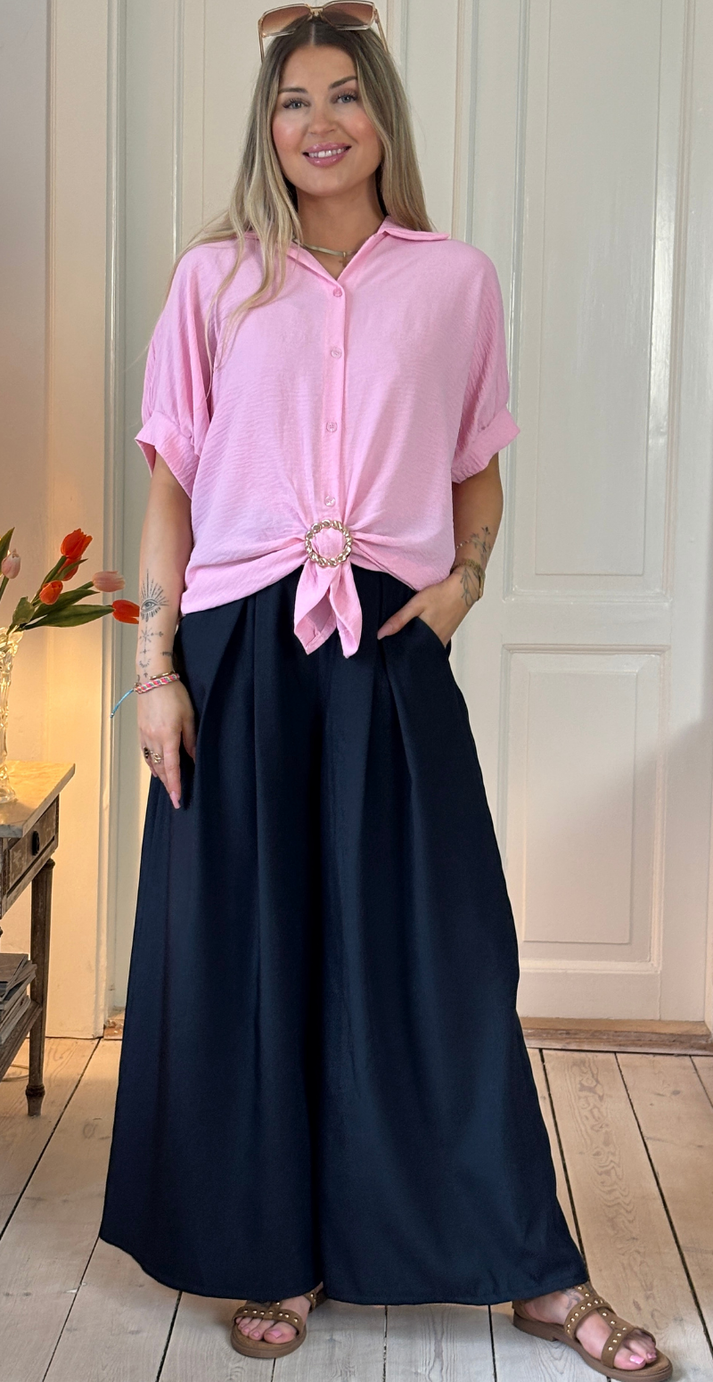 Barbara kortærmet skjortebluse med knudedetalje og spænde pink LikeLondon