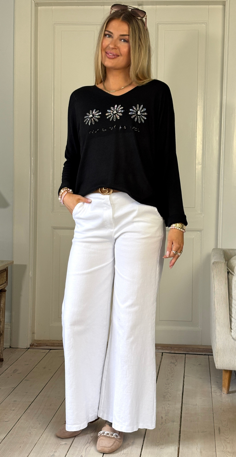 Forudbestil uge 7 Tilda bluse med v-hals og 3 blomster med perler sort LikeLondon