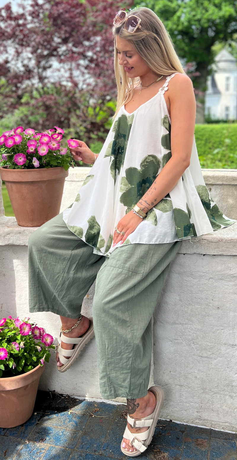 Gloria mønstret top med vidde og hæklede blomster-stropper khaki LikeLondon