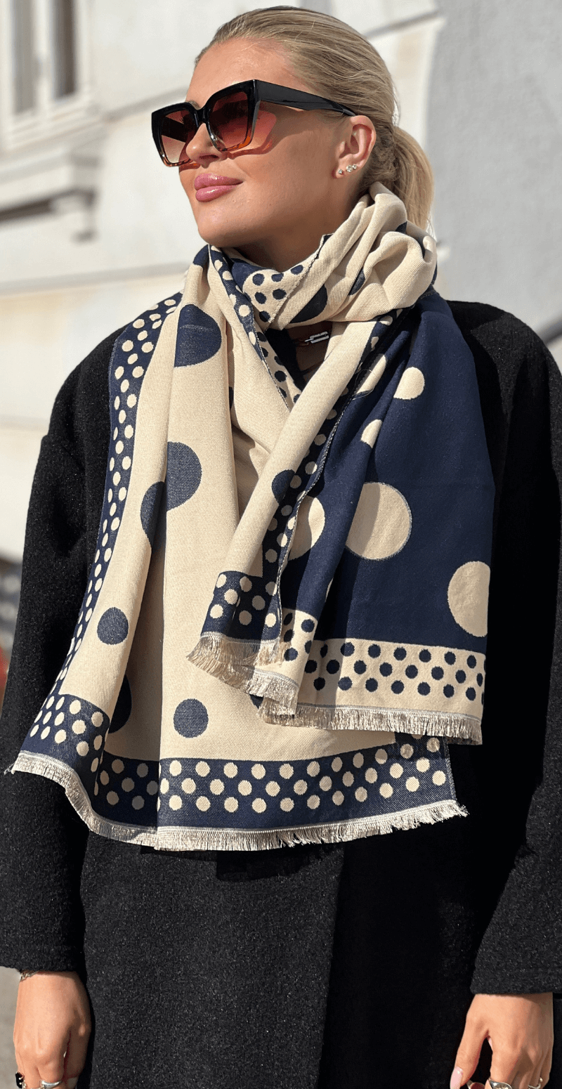 Tørklæde med små og store prikker navy/creme LikeLondon