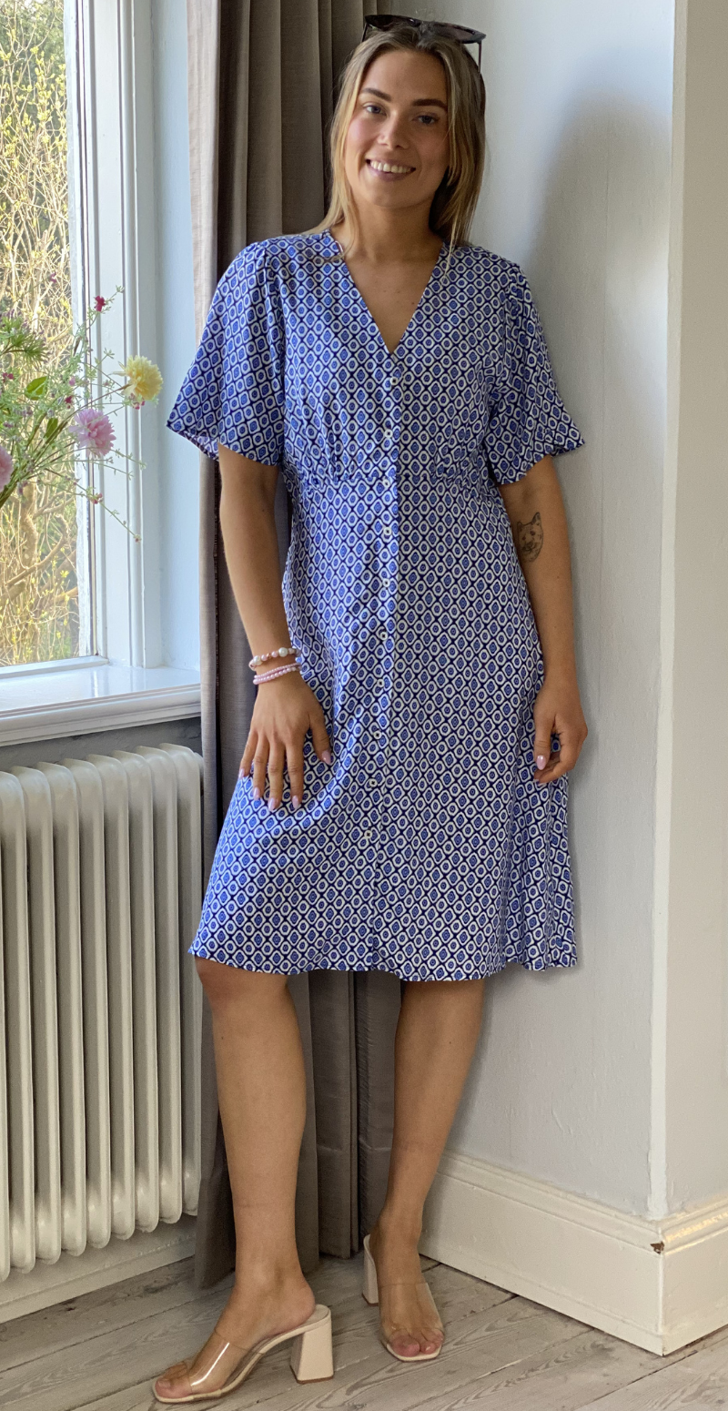 Joella kort kjole med v-hals medieval blue medallion B.young