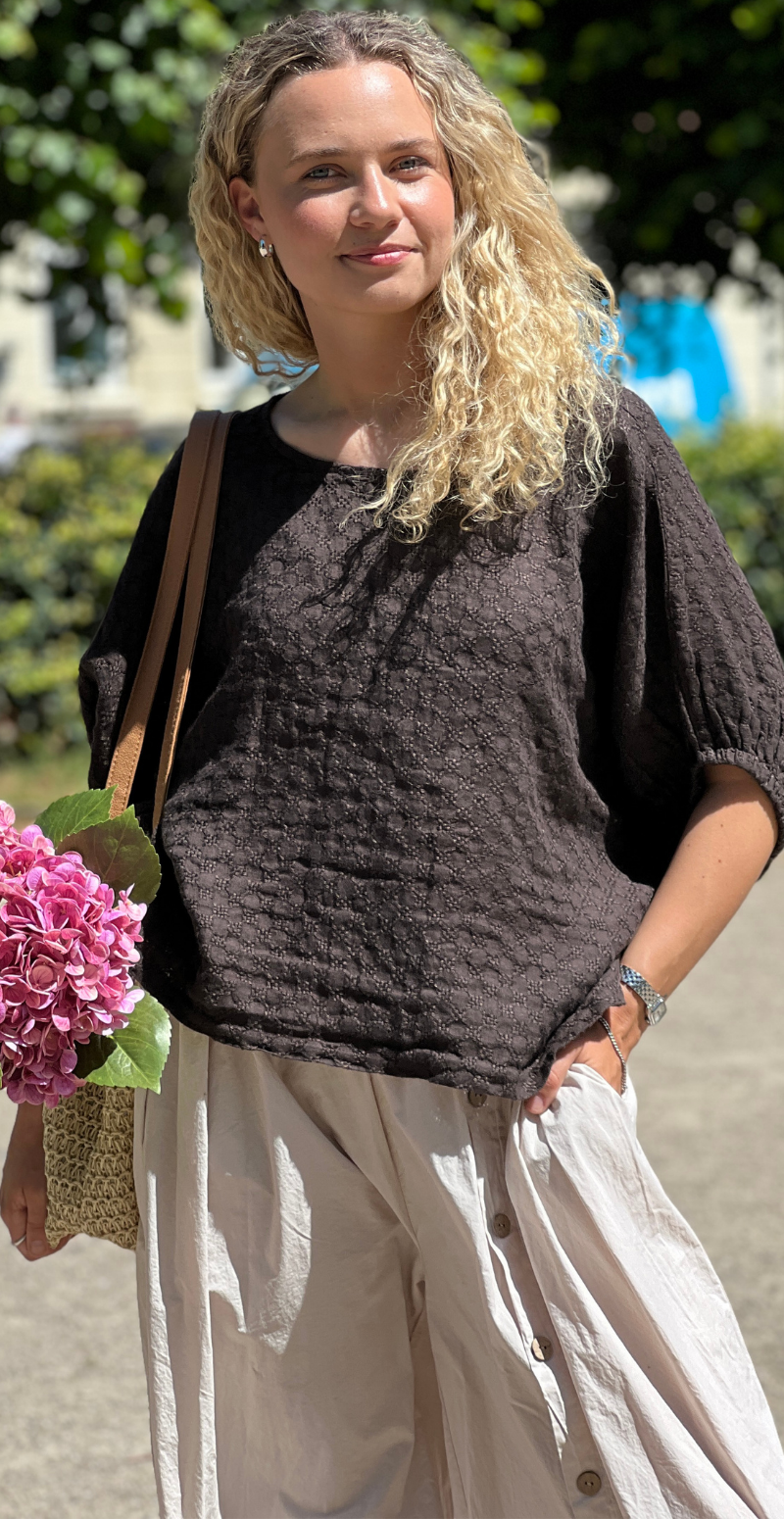 Jessica bluse med små broderede firkanter moro LikeLondon