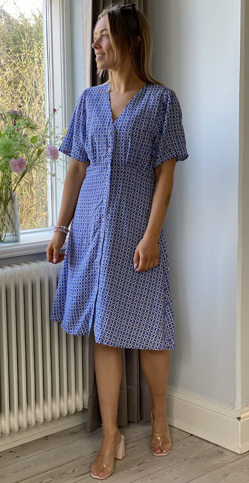 Joella kort kjole med v-hals medieval blue medallion B.young