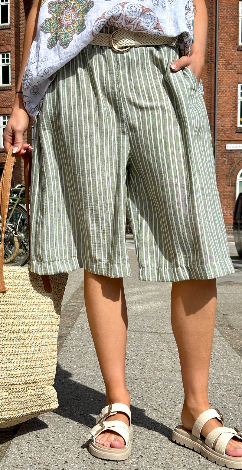 Merle stribet shorts med fletbælte khaki LikeLondon