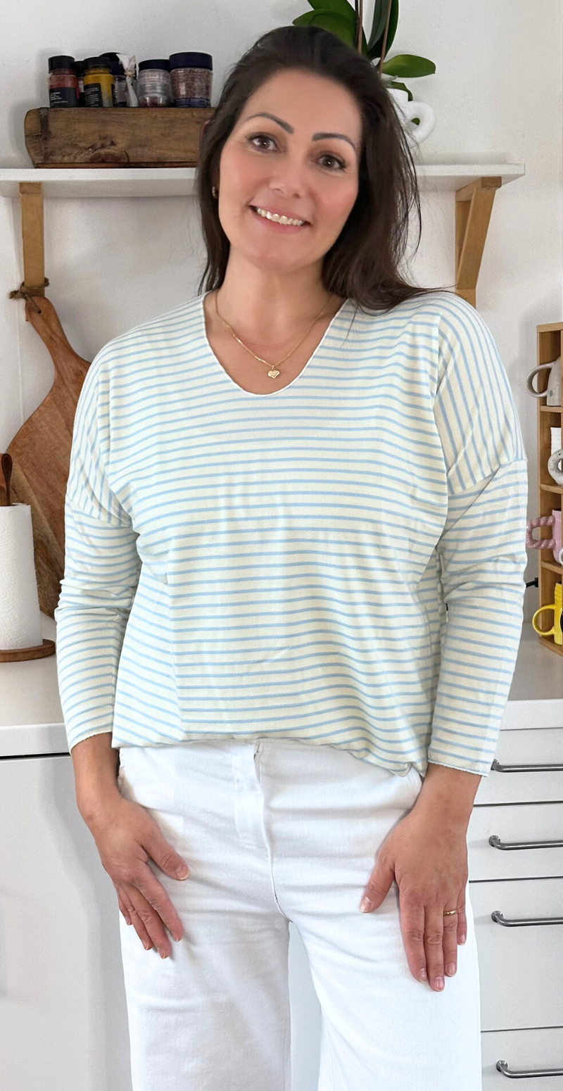 Evita bluse med v-hals og striber lysblå LikeLondon By Christina