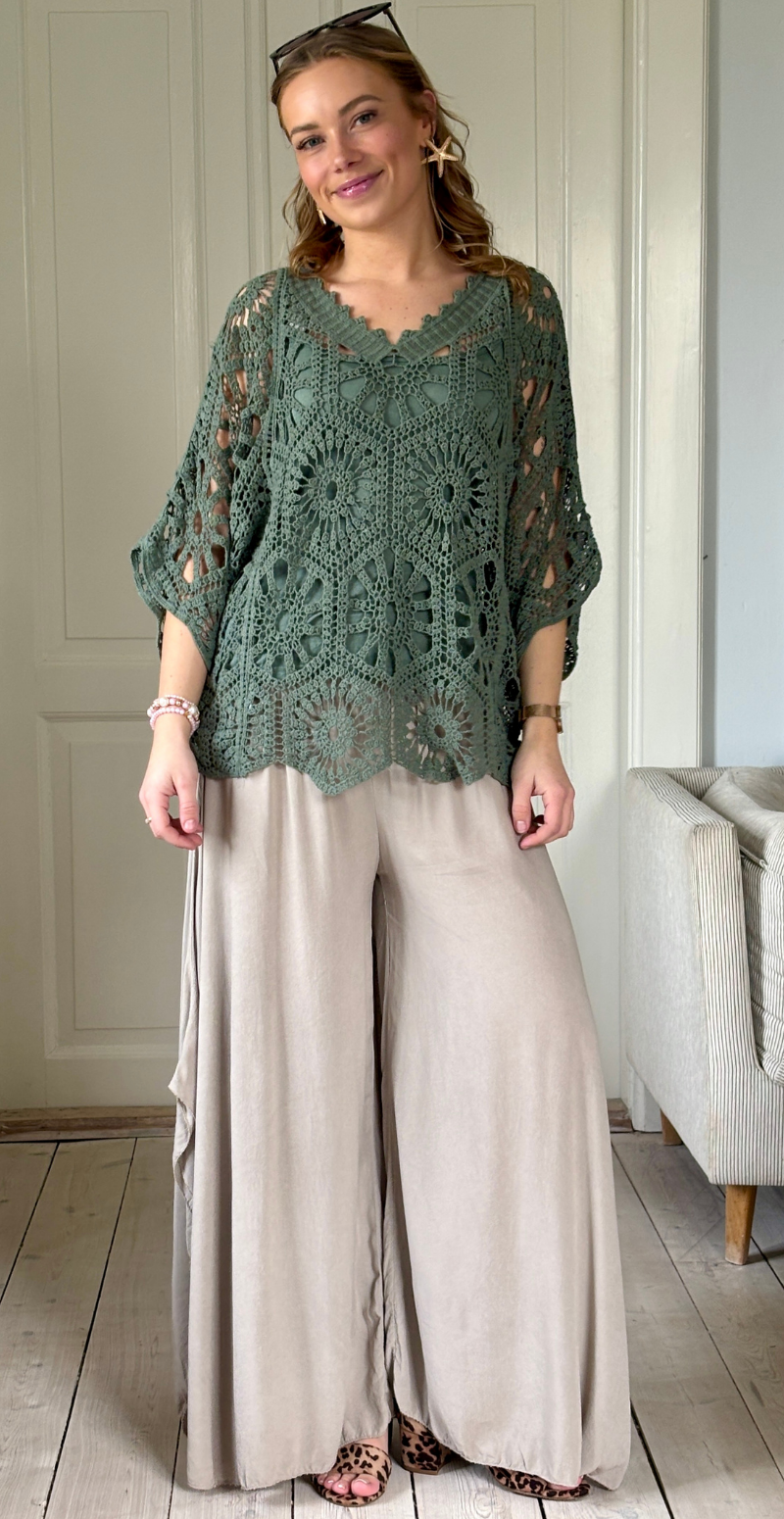 Cajsa hæklet bluse med v-hals og indertop khaki LikeLondon