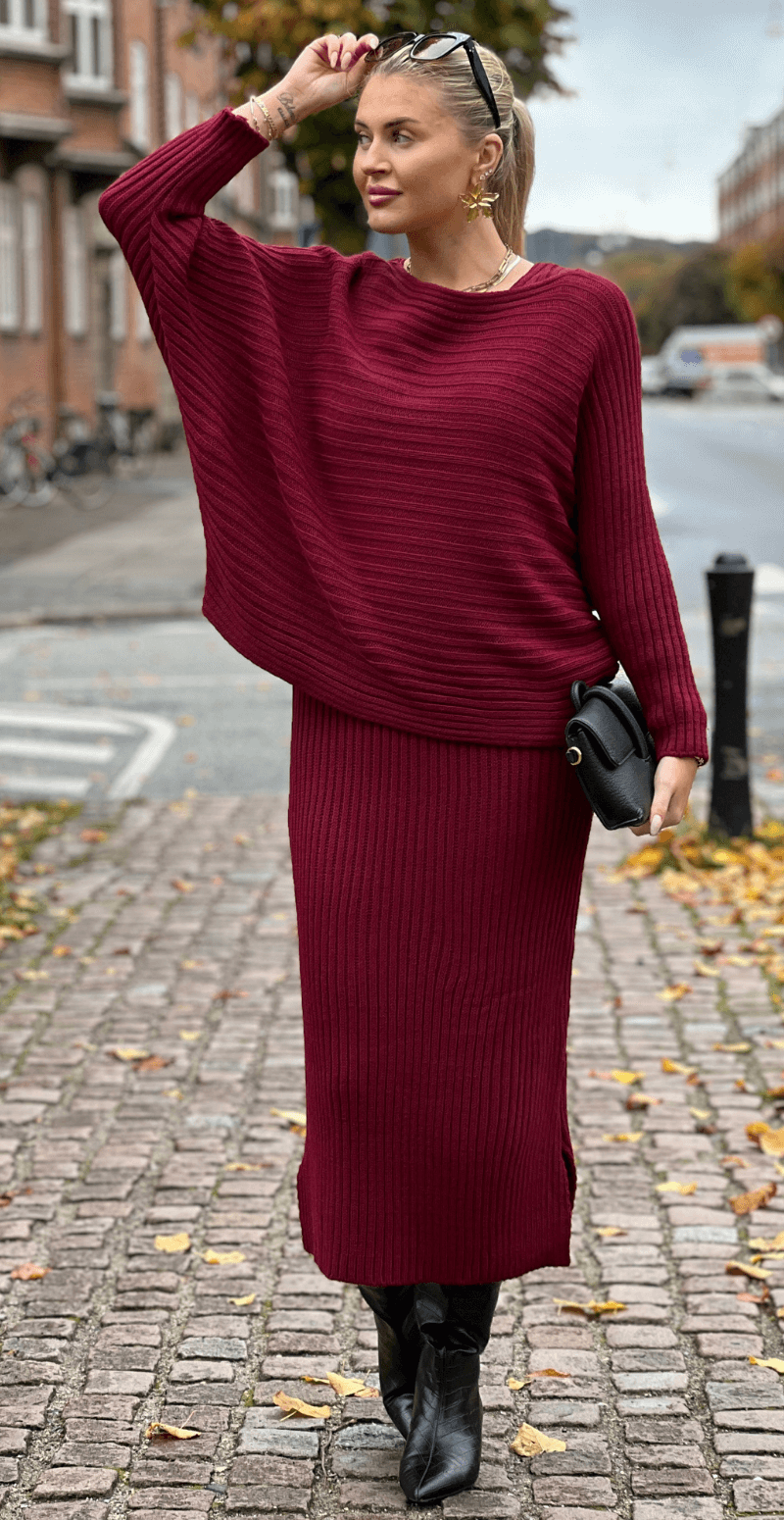 Forudbestil uge 47 Nala sæt med kjole og strik bordeaux LikeLondon