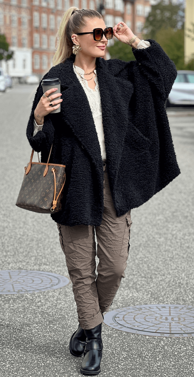 Marcella oversized teddy jakke med lommer sort LikeLondon