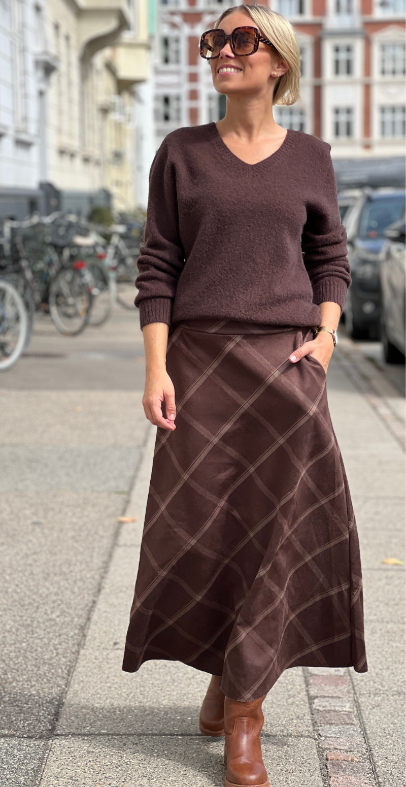 Karen ensfarvet strikbluse med v-hals brun LikeLondon