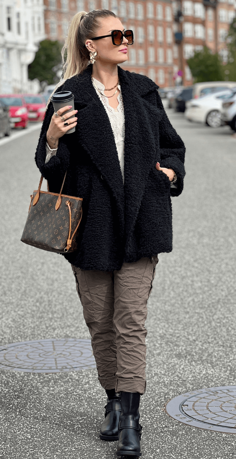 Marcella oversized teddy jakke med lommer sort LikeLondon