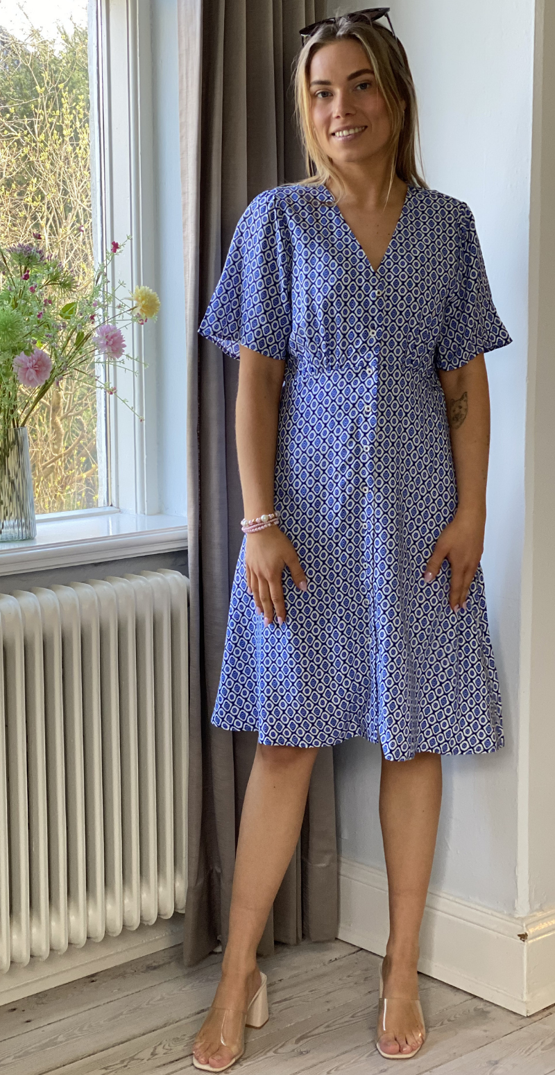 Joella kort kjole med v-hals medieval blue medallion B.young