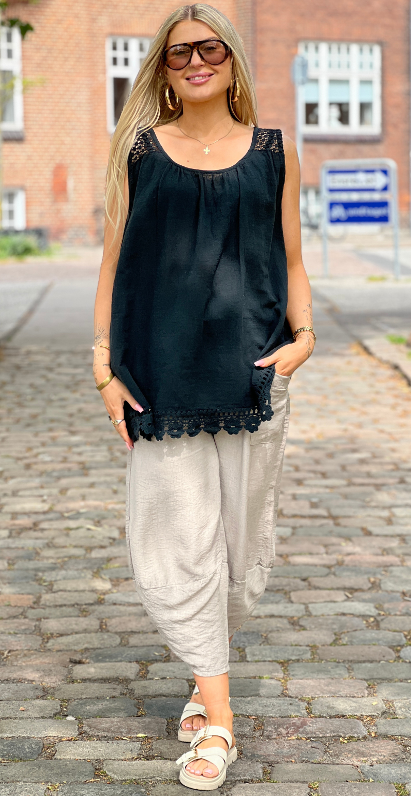 Ina bluse med blondedetaljer sort LikeLondon