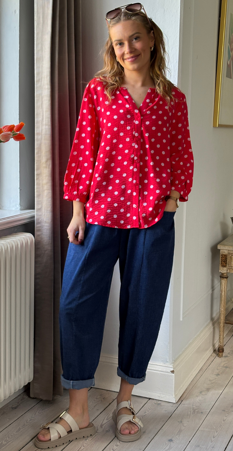 Alma bluse i krepp kvalitet med prikker true red w. sweet lilac Freequent