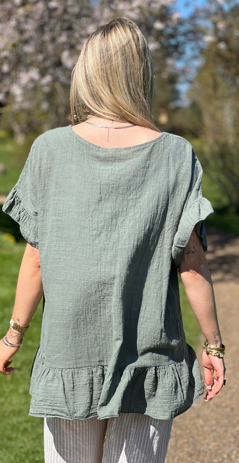 Carolina kortærmet bluse med peplum og hæklet blomst khaki LikeLondon