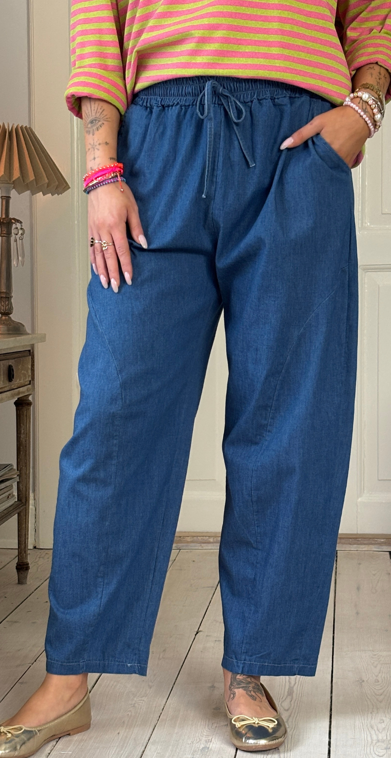 Vally let denim buks med elastik i taljen medium jeans LikeLondon