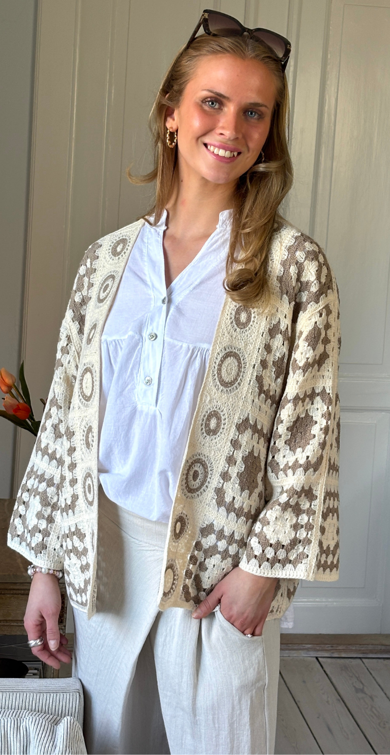 Cindy kort hæklet patchwork cardigan beige LikeLondon