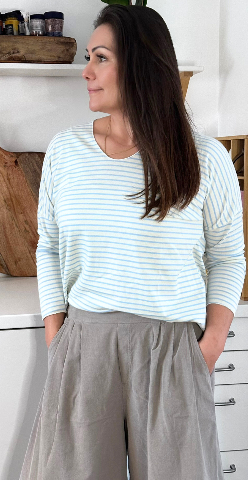 Evita bluse med v-hals og striber lysblå LikeLondon By Christina
