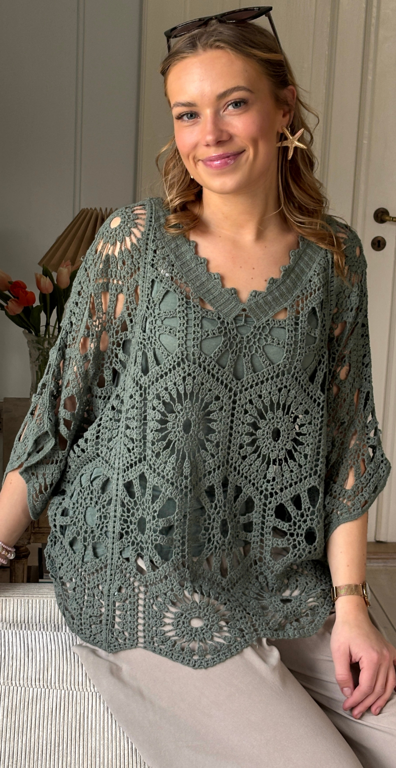 Cajsa hæklet bluse med v-hals og indertop khaki LikeLondon