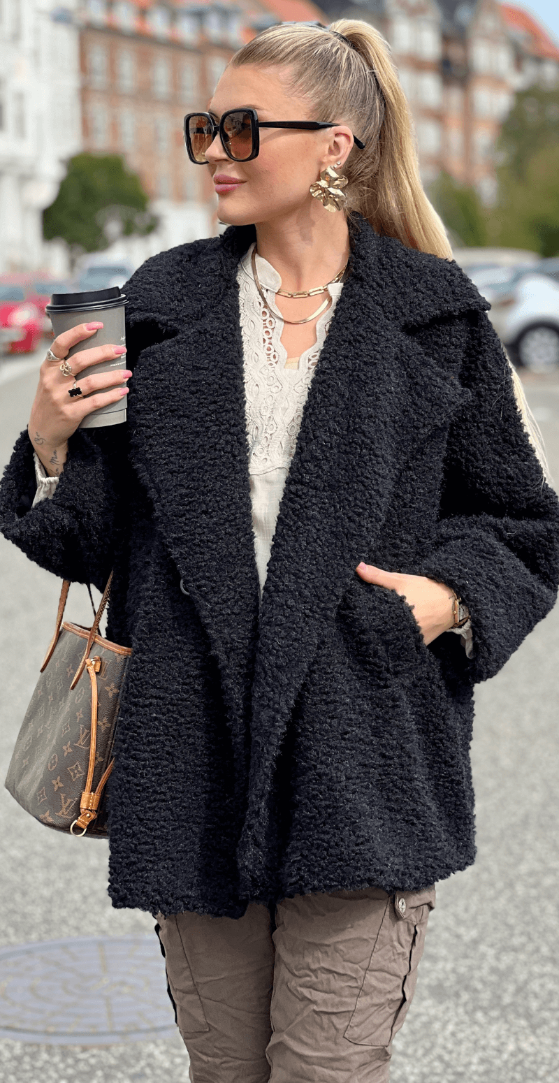 Marcella oversized teddy jakke med lommer sort LikeLondon