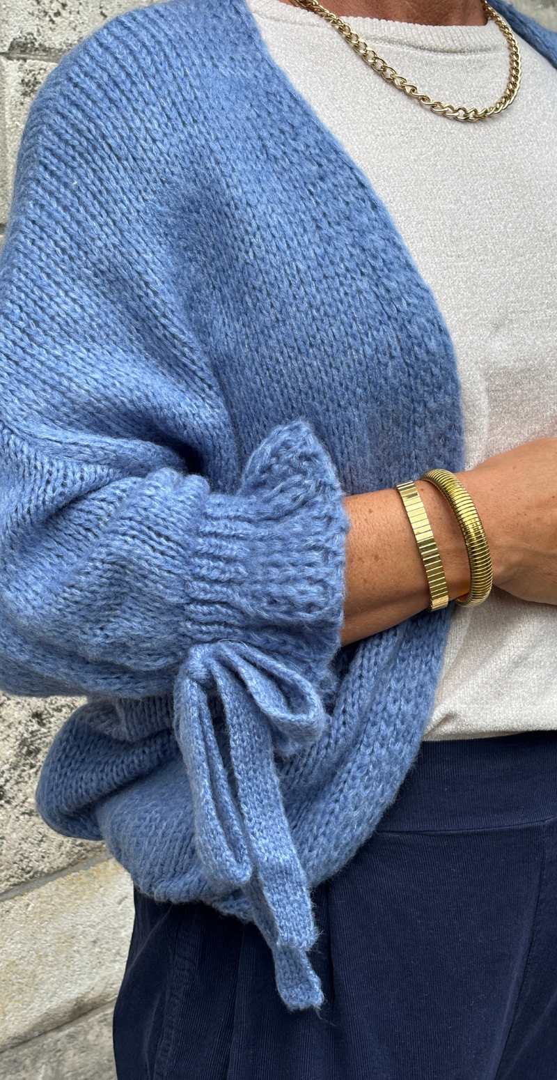 Vera strikcardigan med sløjfedetaljer jeans LikeLondon